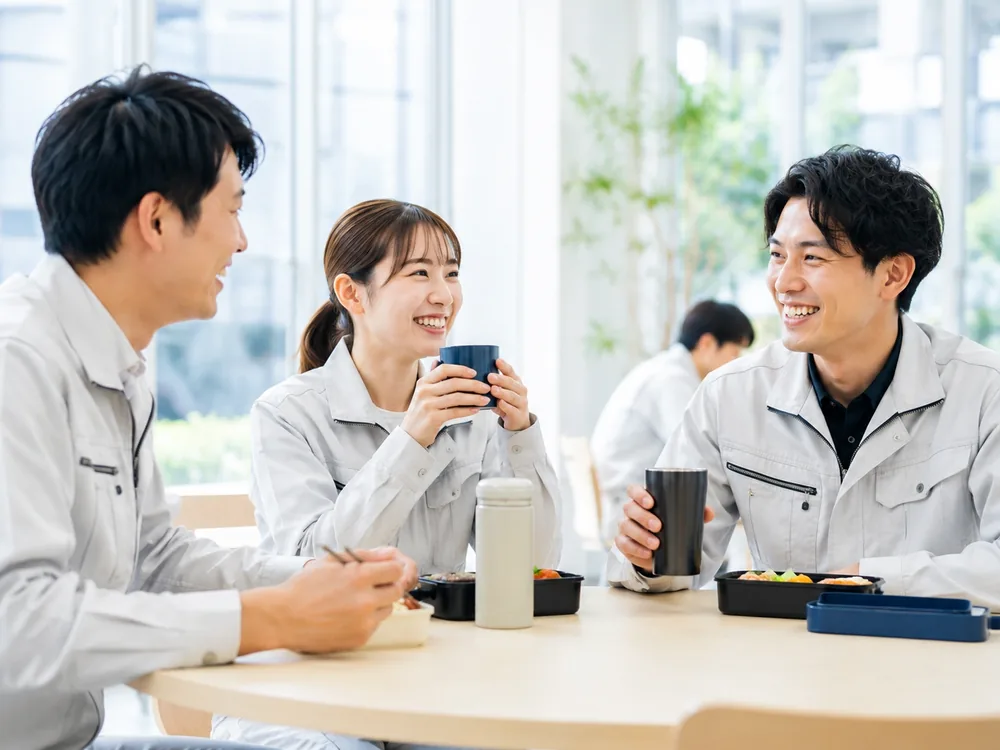 昼休憩で談笑する社員たち